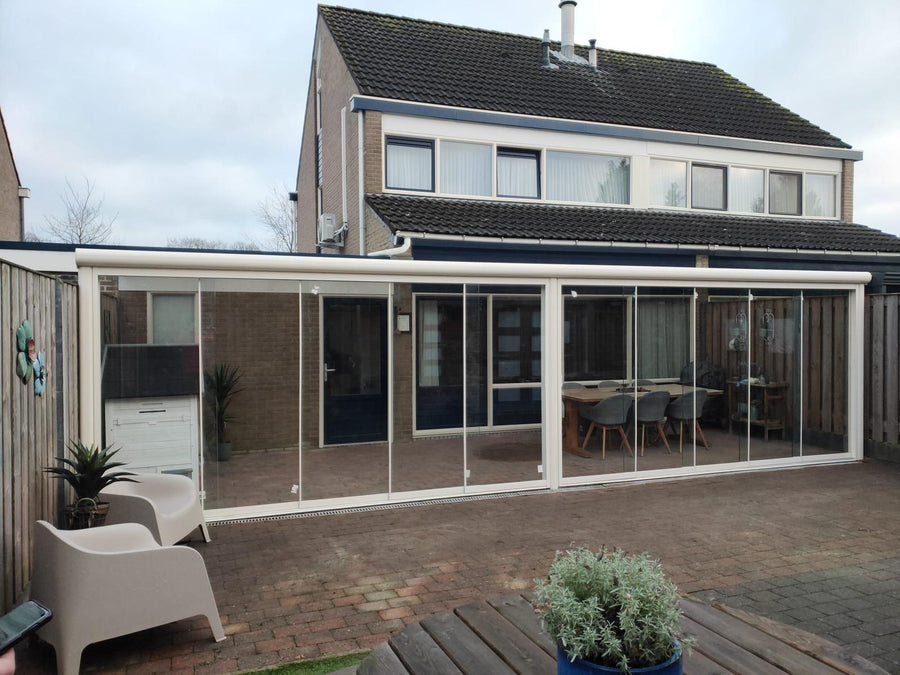 Strakke aluminium veranda bij moderne villa in Bloemendaal