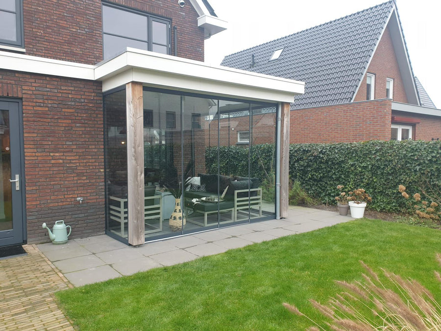 Elegante veranda met glazen schuifpanelen in Apeldoorn