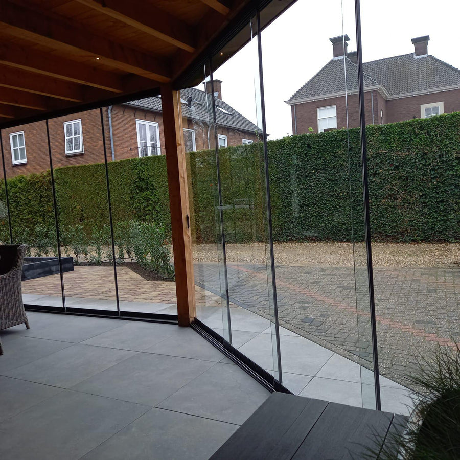 Moderne glazen schuifwand aan een luxe woning in Amersfoort