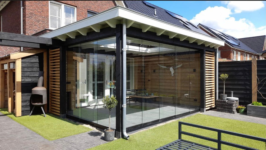 Luxe tuinkamer met glazen panelen in Laren